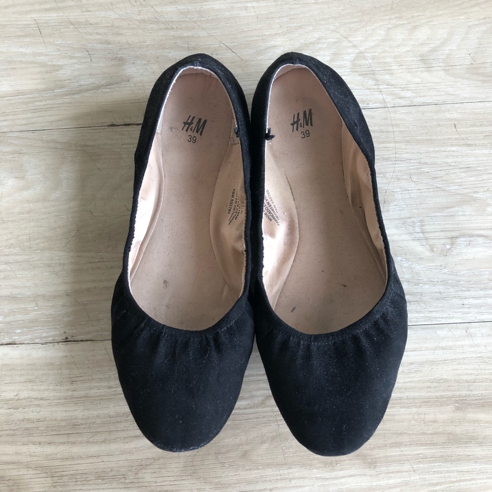 Foldable black suede flats!